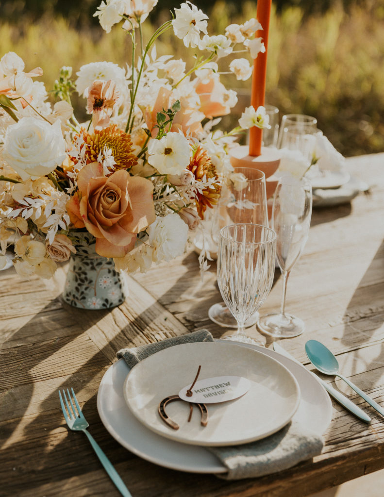 Whitefish, Montana wedding neutral table scape photographed by HaleyJPhoto