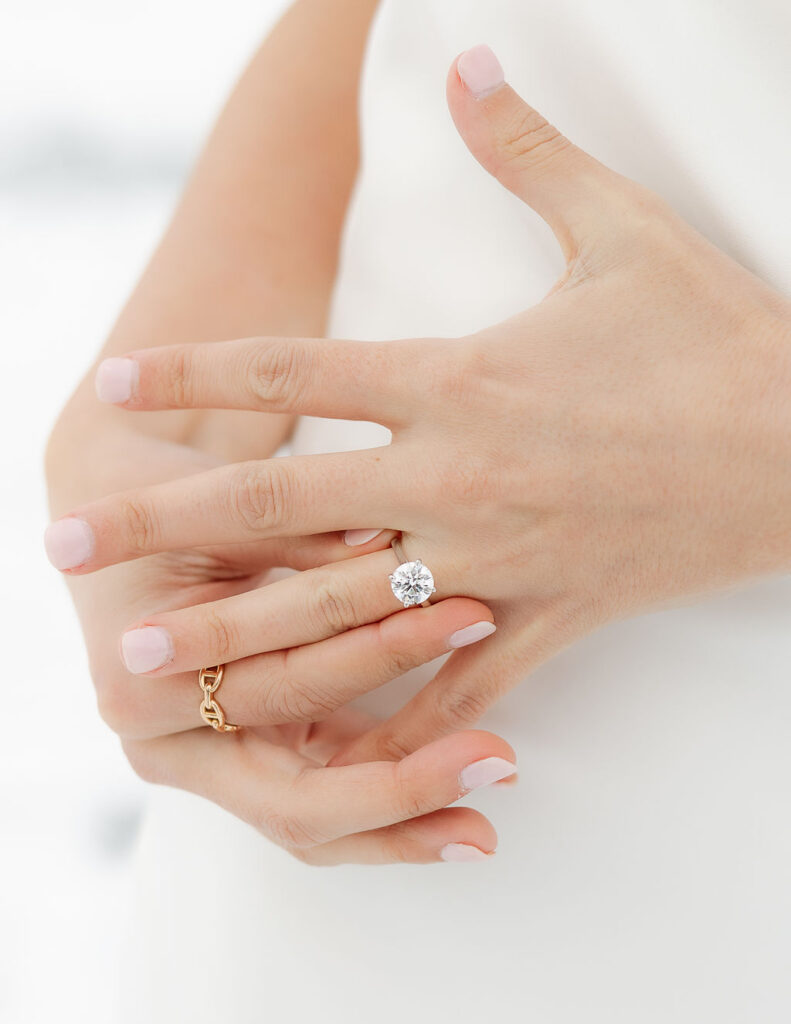 Round engagement ring